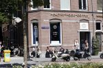 Amsterdam 20 juni 2020
Er zitten weer mensen op het terras bij de zaken van Gorodon, Blushing en the Burger Room