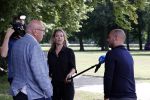 Doorn 27 juni 2020
Presentatie boek Wesley Sneijder . Het boek is geschreven door Kees Jansma en mark v Bommel ontving het eerste exemplaar. Helene Hendriks