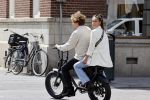 Amsterdam 2 juli 2020
Holly Brood met haar vriend Soy Kroon op de fiets in Amsterdam zuid