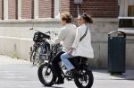 Amsterdam 2 juli 2020
Holly Brood met haar vriend Soy Kroon op de fiets in Amsterdam zuid