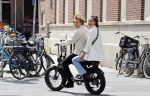 Amsterdam 2 juli 2020
Holly Brood met haar vriend Soy Kroon op de fiets in Amsterdam zuid