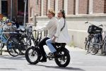 Amsterdam 2 juli 2020
Holly Brood met haar vriend Soy Kroon op de fiets in Amsterdam zuid