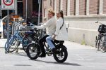Amsterdam 2 juli 2020
Holly Brood met haar vriend Soy Kroon op de fiets in Amsterdam zuid