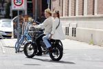 Amsterdam 2 juli 2020
Holly Brood met haar vriend Soy Kroon op de fiets in Amsterdam zuid