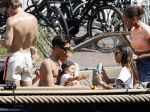 Amsterdam 25 juni 2020
Estelle Cruijff Jamie Vaes Koen Kardashian en vrienden op boot door Amsterdamse grachten.
