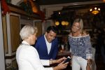 Volendam 2 juli 2020
Jan Smit krijgt koninklijke onderscheiding opgespeld door zijn vrouw Liza. Ook hun kinderen Fem Senn en Emma waren natuurlijk aanwezig.