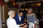 Volendam 2 juli 2020
Jan Smit krijgt koninklijke onderscheiding opgespeld door zijn vrouw Liza. Ook hun kinderen Fem Senn en Emma waren natuurlijk aanwezig.
