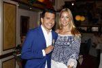 Volendam 2 juli 2020
Jan Smit krijgt koninklijke onderscheiding opgespeld door zijn vrouw Liza. Ook hun kinderen Fem Senn en Emma waren natuurlijk aanwezig.