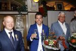 Volendam 2 juli 2020
Jan Smit krijgt koninklijke onderscheiding opgespeld door zijn vrouw Liza. Ook hun kinderen Fem Senn en Emma waren natuurlijk aanwezig.