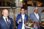 Volendam 2 juli 2020
Jan Smit krijgt koninklijke onderscheiding opgespeld door zijn vrouw Liza. Ook hun kinderen Fem Senn en Emma waren natuurlijk aanwezig.