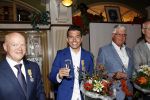 Volendam 2 juli 2020
Jan Smit krijgt koninklijke onderscheiding opgespeld door zijn vrouw Liza. Ook hun kinderen Fem Senn en Emma waren natuurlijk aanwezig.