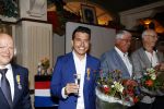 Volendam 2 juli 2020
Jan Smit krijgt koninklijke onderscheiding opgespeld door zijn vrouw Liza. Ook hun kinderen Fem Senn en Emma waren natuurlijk aanwezig.