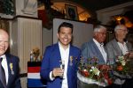 Volendam 2 juli 2020
Jan Smit krijgt koninklijke onderscheiding opgespeld door zijn vrouw Liza. Ook hun kinderen Fem Senn en Emma waren natuurlijk aanwezig.