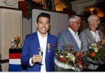 Volendam 2 juli 2020
Jan Smit krijgt koninklijke onderscheiding opgespeld door zijn vrouw Liza. Ook hun kinderen Fem Senn en Emma waren natuurlijk aanwezig.