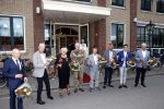 Volendam 2 juli 2020
Jan Smit krijgt koninklijke onderscheiding opgespeld door zijn vrouw Liza. Ook hun kinderen Fem Senn en Emma waren natuurlijk aanwezig.
