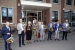 Volendam 2 juli 2020
Jan Smit krijgt koninklijke onderscheiding opgespeld door zijn vrouw Liza. Ook hun kinderen Fem Senn en Emma waren natuurlijk aanwezig.