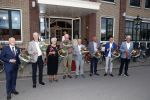 Volendam 2 juli 2020
Jan Smit krijgt koninklijke onderscheiding opgespeld door zijn vrouw Liza. Ook hun kinderen Fem Senn en Emma waren natuurlijk aanwezig.
