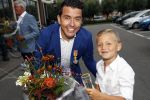 Volendam 2 juli 2020
Jan Smit krijgt koninklijke onderscheiding opgespeld door zijn vrouw Liza. Ook hun kinderen Fem Senn en Emma waren natuurlijk aanwezig.