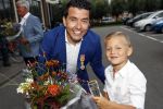 Volendam 2 juli 2020
Jan Smit krijgt koninklijke onderscheiding opgespeld door zijn vrouw Liza. Ook hun kinderen Fem Senn en Emma waren natuurlijk aanwezig.