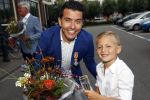 Volendam 2 juli 2020
Jan Smit krijgt koninklijke onderscheiding opgespeld door zijn vrouw Liza. Ook hun kinderen Fem Senn en Emma waren natuurlijk aanwezig.