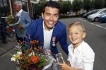 Volendam 2 juli 2020
Jan Smit krijgt koninklijke onderscheiding opgespeld door zijn vrouw Liza. Ook hun kinderen Fem Senn en Emma waren natuurlijk aanwezig.