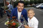 Volendam 2 juli 2020
Jan Smit krijgt koninklijke onderscheiding opgespeld door zijn vrouw Liza. Ook hun kinderen Fem Senn en Emma waren natuurlijk aanwezig.