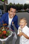 Volendam 2 juli 2020
Jan Smit krijgt koninklijke onderscheiding opgespeld door zijn vrouw Liza. Ook hun kinderen Fem Senn en Emma waren natuurlijk aanwezig.