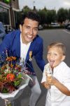 Volendam 2 juli 2020
Jan Smit krijgt koninklijke onderscheiding opgespeld door zijn vrouw Liza. Ook hun kinderen Fem Senn en Emma waren natuurlijk aanwezig.