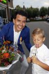 Volendam 2 juli 2020
Jan Smit krijgt koninklijke onderscheiding opgespeld door zijn vrouw Liza. Ook hun kinderen Fem Senn en Emma waren natuurlijk aanwezig.
