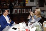 Volendam 2 juli 2020
Jan Smit krijgt koninklijke onderscheiding opgespeld door zijn vrouw Liza. Ook hun kinderen Fem Senn en Emma waren natuurlijk aanwezig.