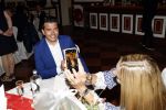 Volendam 2 juli 2020
Jan Smit krijgt koninklijke onderscheiding opgespeld door zijn vrouw Liza. Ook hun kinderen Fem Senn en Emma waren natuurlijk aanwezig.