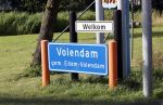 Volendam 2 juli 2020
Jan Smit krijgt koninklijke onderscheiding opgespeld door zijn vrouw Liza. Ook hun kinderen Fem Senn en Emma waren natuurlijk aanwezig.