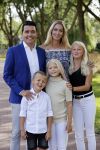 Volendam 2 juli 2020
Jan Smit krijgt koninklijke onderscheiding opgespeld door zijn vrouw Liza. Ook hun kinderen Fem Senn en Emma waren natuurlijk aanwezig.