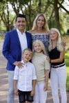 Volendam 2 juli 2020
Jan Smit krijgt koninklijke onderscheiding opgespeld door zijn vrouw Liza. Ook hun kinderen Fem Senn en Emma waren natuurlijk aanwezig.
