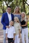 Volendam 2 juli 2020
Jan Smit krijgt koninklijke onderscheiding opgespeld door zijn vrouw Liza. Ook hun kinderen Fem Senn en Emma waren natuurlijk aanwezig.