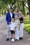 Volendam 2 juli 2020
Jan Smit krijgt koninklijke onderscheiding opgespeld door zijn vrouw Liza. Ook hun kinderen Fem Senn en Emma waren natuurlijk aanwezig.