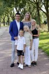 Volendam 2 juli 2020
Jan Smit krijgt koninklijke onderscheiding opgespeld door zijn vrouw Liza. Ook hun kinderen Fem Senn en Emma waren natuurlijk aanwezig.