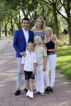 Volendam 2 juli 2020
Jan Smit krijgt koninklijke onderscheiding opgespeld door zijn vrouw Liza. Ook hun kinderen Fem Senn en Emma waren natuurlijk aanwezig.