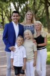 Volendam 2 juli 2020
Jan Smit krijgt koninklijke onderscheiding opgespeld door zijn vrouw Liza. Ook hun kinderen Fem Senn en Emma waren natuurlijk aanwezig.