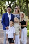 Volendam 2 juli 2020
Jan Smit krijgt koninklijke onderscheiding opgespeld door zijn vrouw Liza. Ook hun kinderen Fem Senn en Emma waren natuurlijk aanwezig.
