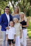 Volendam 2 juli 2020
Jan Smit krijgt koninklijke onderscheiding opgespeld door zijn vrouw Liza. Ook hun kinderen Fem Senn en Emma waren natuurlijk aanwezig.