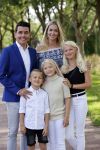 Volendam 2 juli 2020
Jan Smit krijgt koninklijke onderscheiding opgespeld door zijn vrouw Liza. Ook hun kinderen Fem Senn en Emma waren natuurlijk aanwezig.