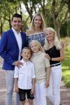 Volendam 2 juli 2020
Jan Smit krijgt koninklijke onderscheiding opgespeld door zijn vrouw Liza. Ook hun kinderen Fem Senn en Emma waren natuurlijk aanwezig.
