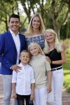 Volendam 2 juli 2020
Jan Smit krijgt koninklijke onderscheiding opgespeld door zijn vrouw Liza. Ook hun kinderen Fem Senn en Emma waren natuurlijk aanwezig.