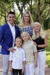 Volendam 2 juli 2020
Jan Smit krijgt koninklijke onderscheiding opgespeld door zijn vrouw Liza. Ook hun kinderen Fem Senn en Emma waren natuurlijk aanwezig.