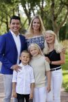 Volendam 2 juli 2020
Jan Smit krijgt koninklijke onderscheiding opgespeld door zijn vrouw Liza. Ook hun kinderen Fem Senn en Emma waren natuurlijk aanwezig.