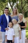 Volendam 2 juli 2020
Jan Smit krijgt koninklijke onderscheiding opgespeld door zijn vrouw Liza. Ook hun kinderen Fem Senn en Emma waren natuurlijk aanwezig.
