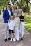 Volendam 2 juli 2020
Jan Smit krijgt koninklijke onderscheiding opgespeld door zijn vrouw Liza. Ook hun kinderen Fem Senn en Emma waren natuurlijk aanwezig.