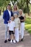Volendam 2 juli 2020
Jan Smit krijgt koninklijke onderscheiding opgespeld door zijn vrouw Liza. Ook hun kinderen Fem Senn en Emma waren natuurlijk aanwezig.