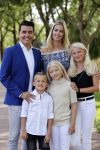 Volendam 2 juli 2020
Jan Smit krijgt koninklijke onderscheiding opgespeld door zijn vrouw Liza. Ook hun kinderen Fem Senn en Emma waren natuurlijk aanwezig.